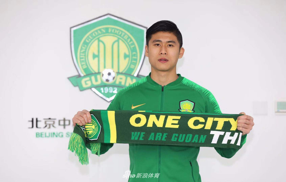 张玉宁身披9号球衣亮相