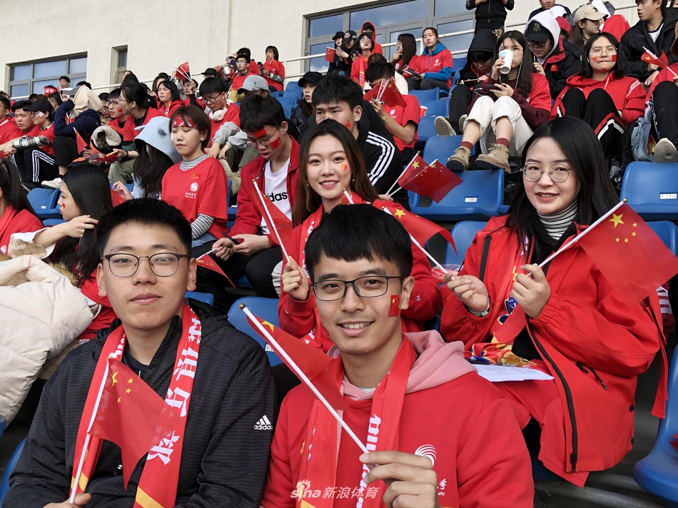 可萌可御!北体大永昌双料美女球迷温婉诱人