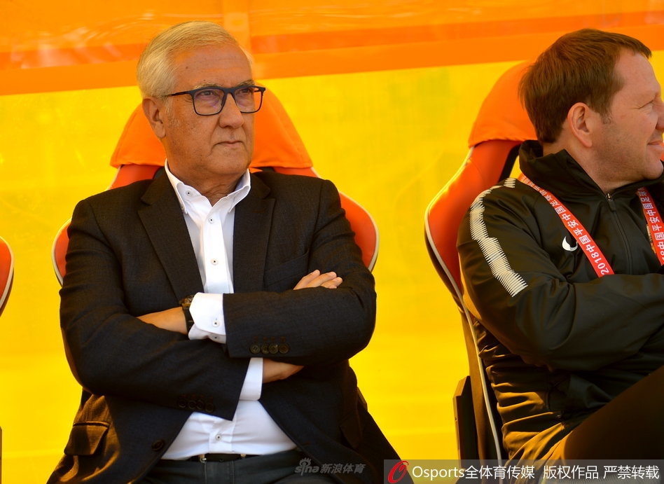 曼萨诺正襟危坐