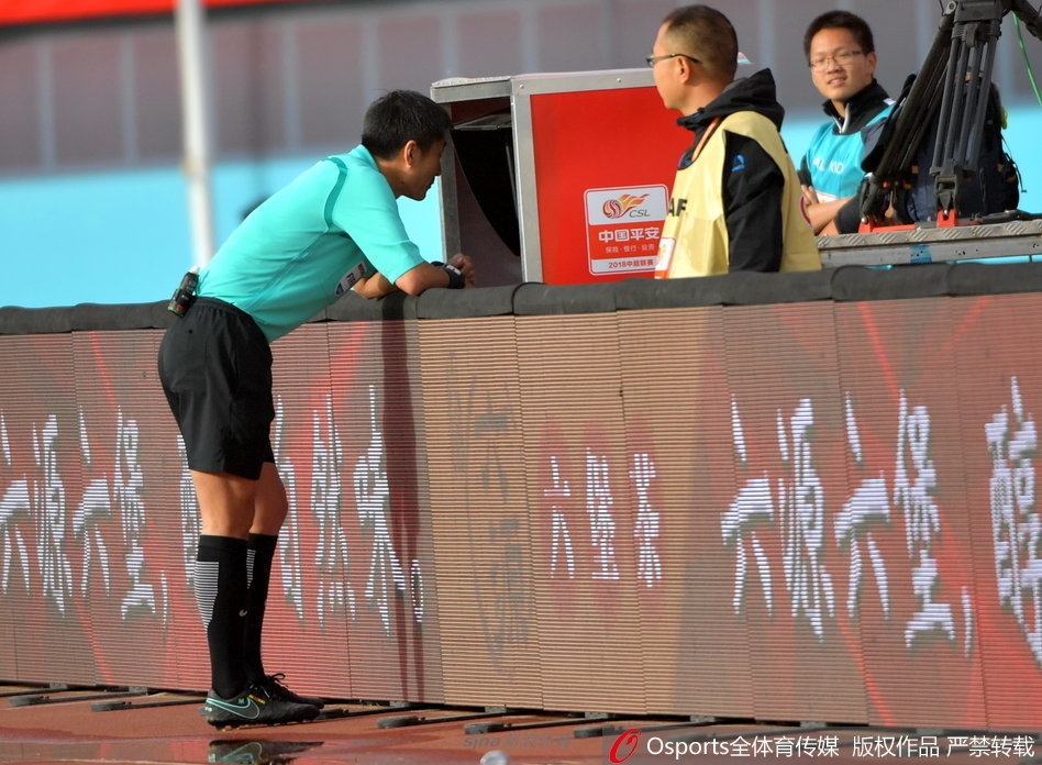 马宁亲自查看视频回放