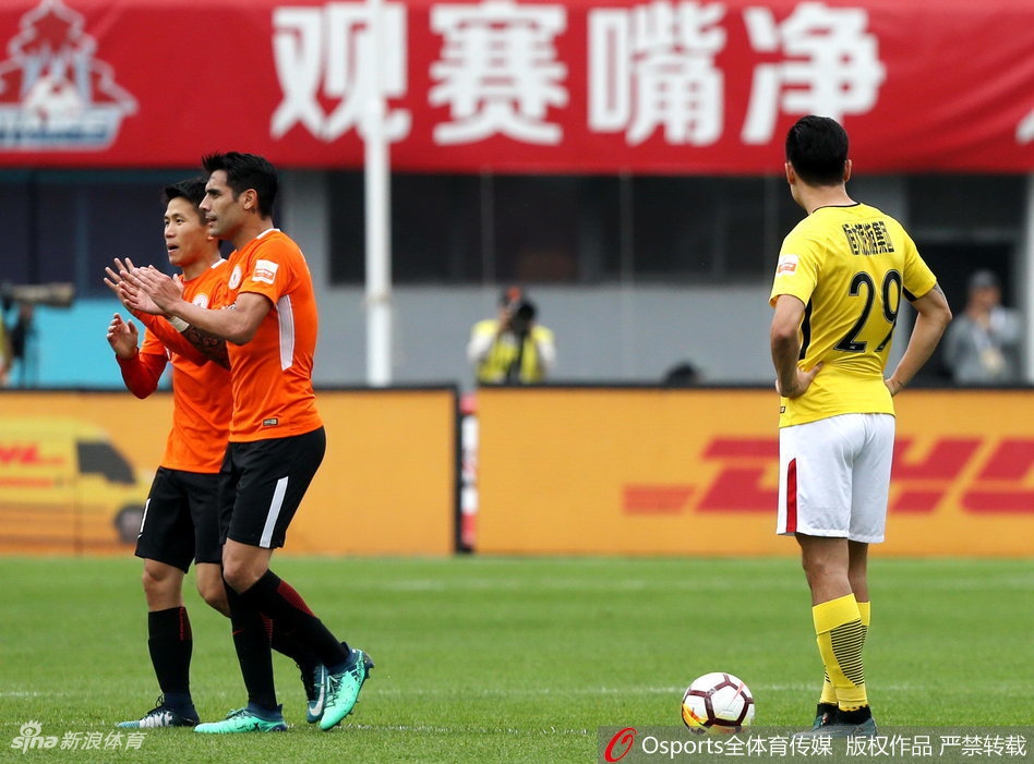 奥古斯托庆祝进球