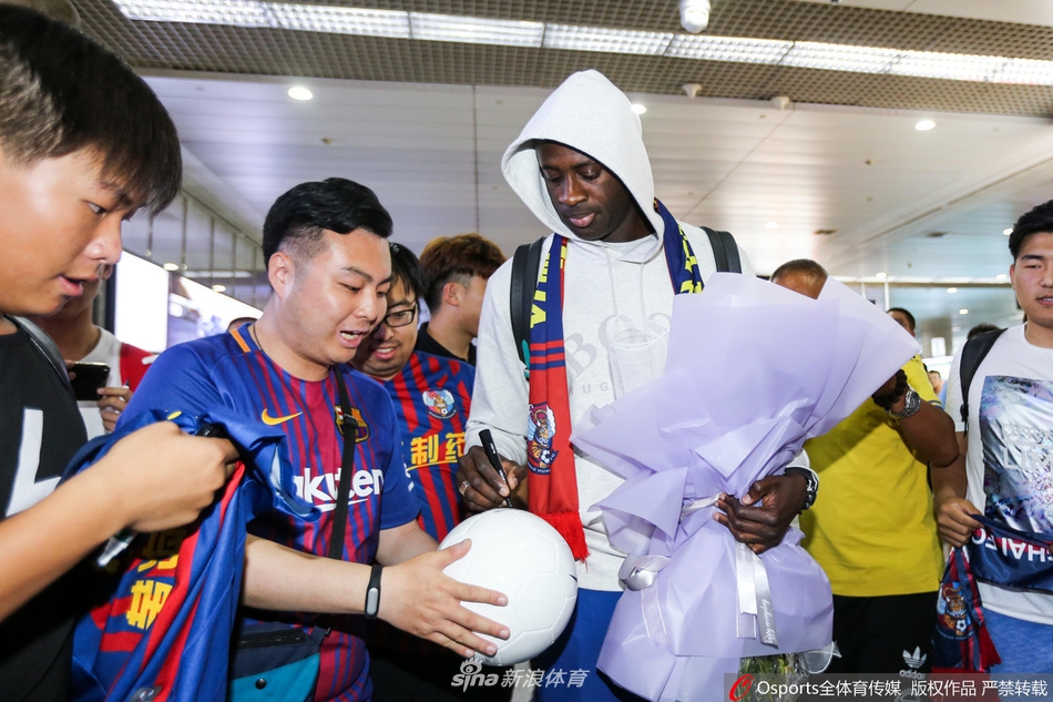 亚亚图雷抵达青岛将加盟黄海