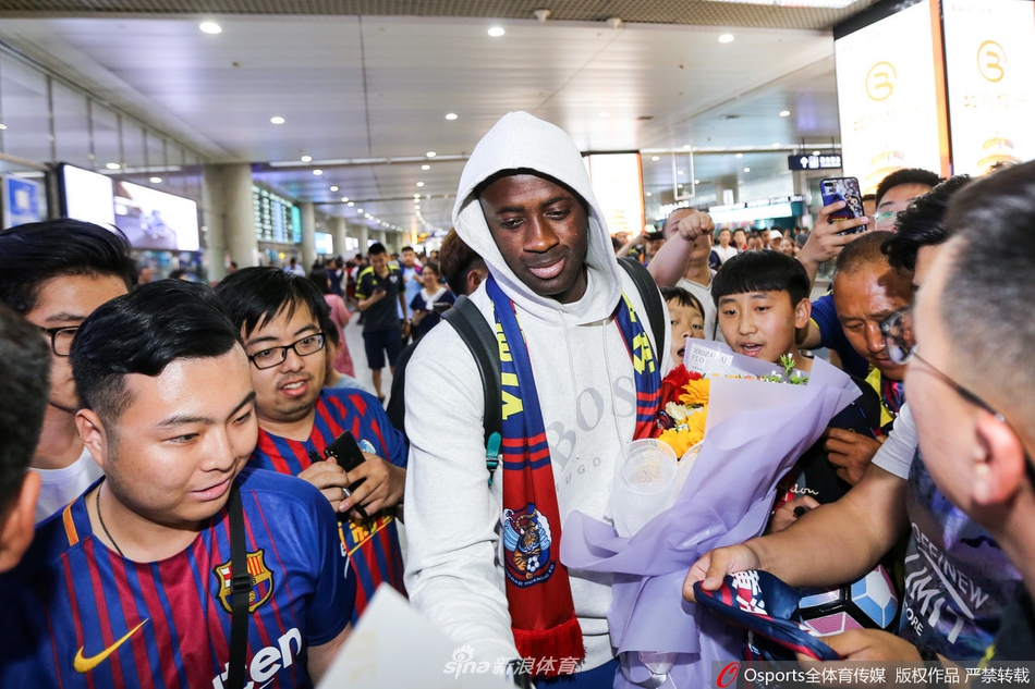 亚亚图雷抵达青岛将加盟黄海