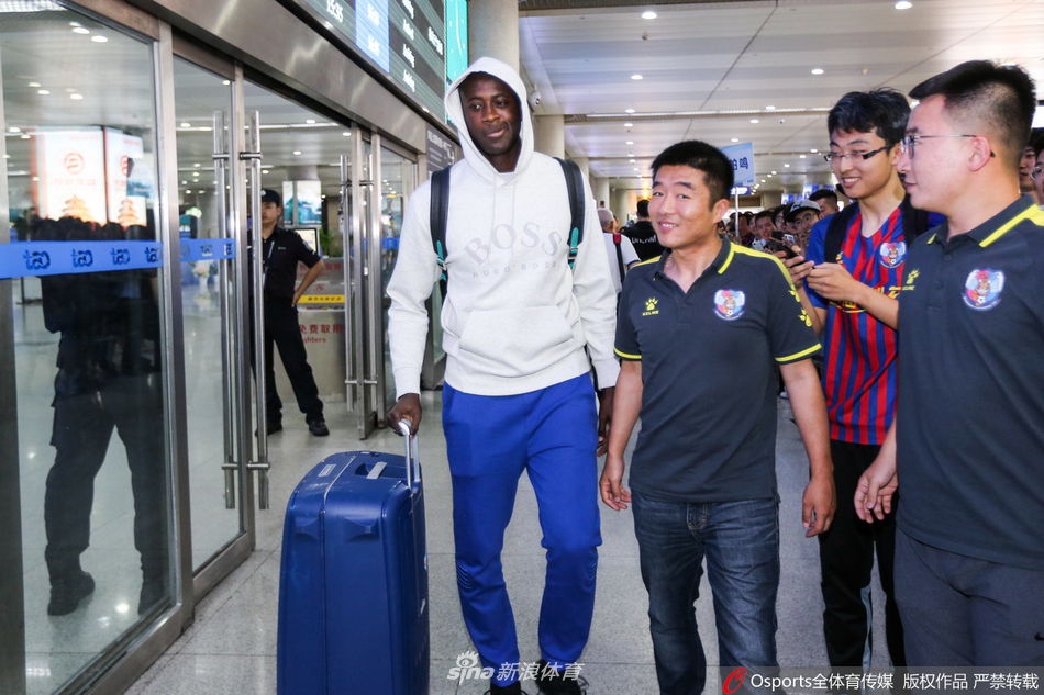 亚亚图雷抵达青岛将加盟黄海