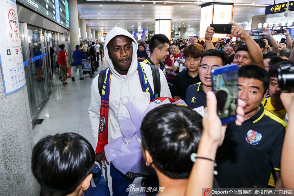 亚亚图雷抵达青岛将加盟黄海