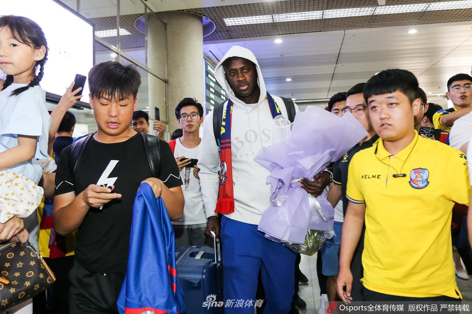 亚亚图雷抵达青岛将加盟黄海