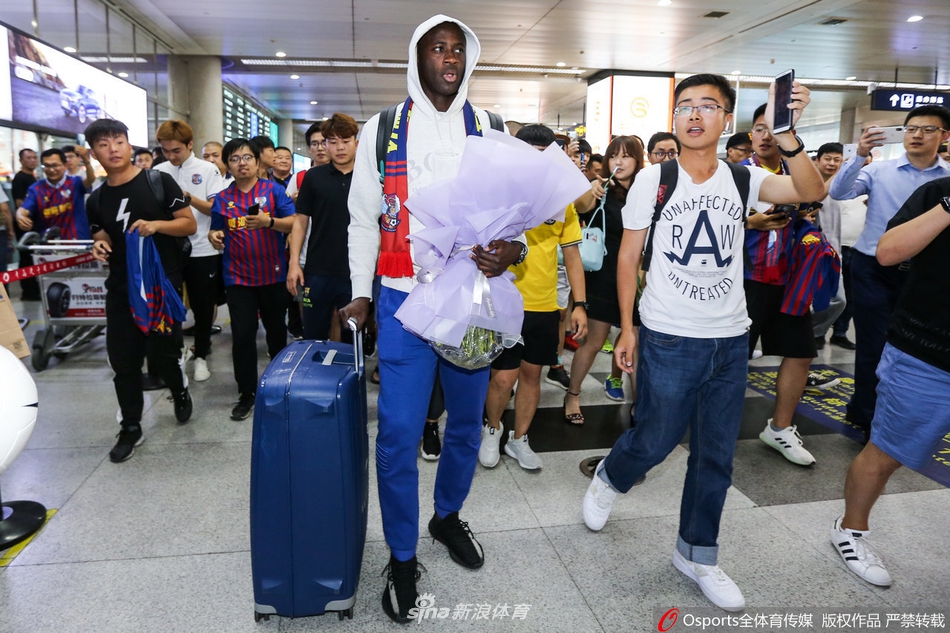 亚亚图雷抵达青岛将加盟黄海