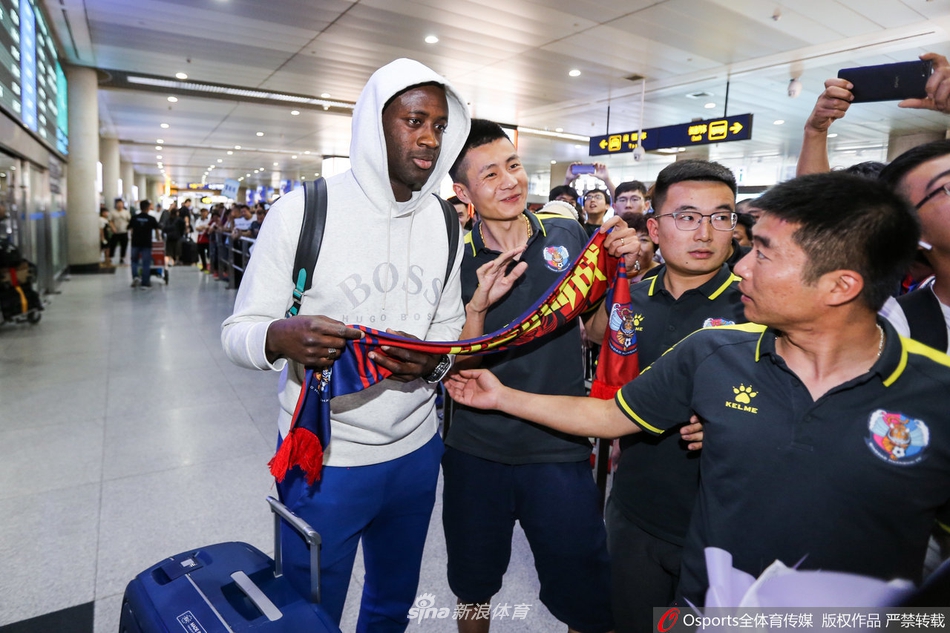 亚亚图雷抵达青岛将加盟黄海