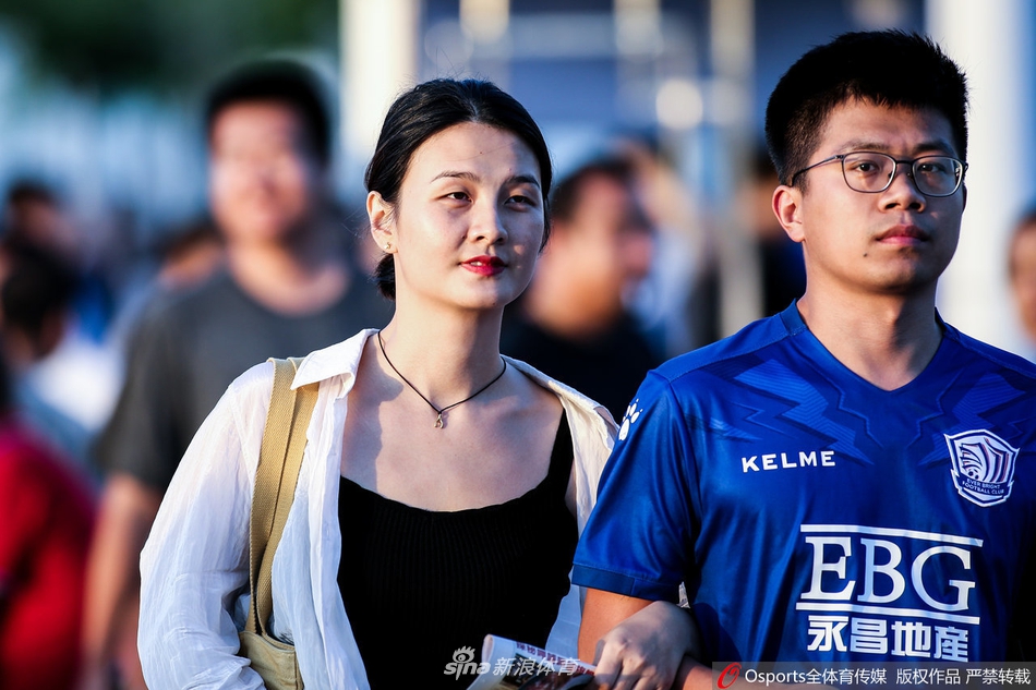 永昌美女球迷大秀肌肉