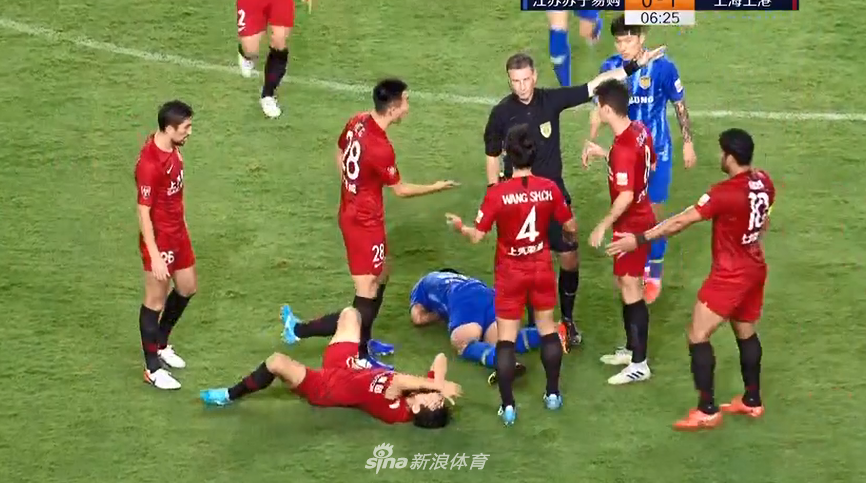 爆头+踹碎球衣 苏宁球员暴力恶犯