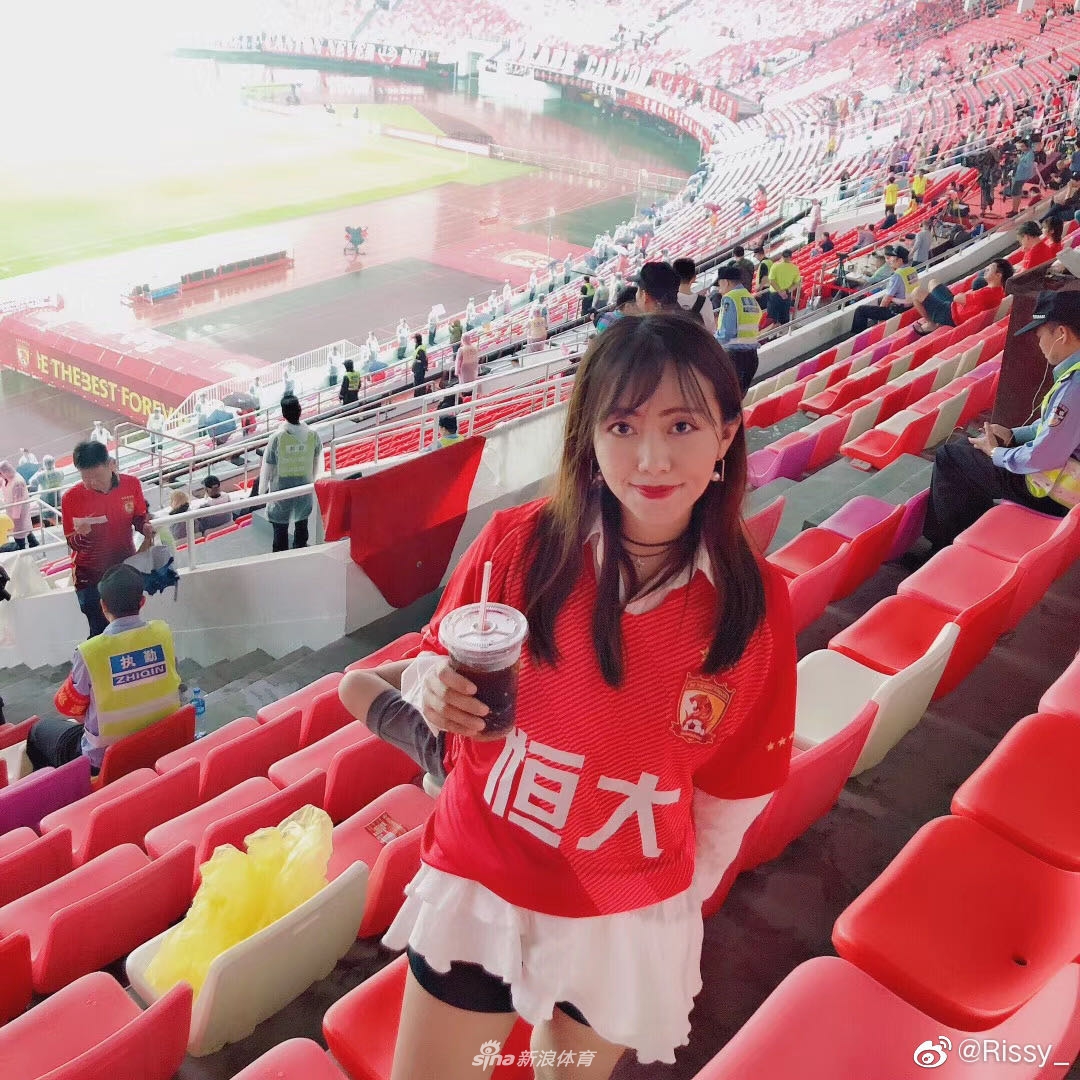 晒球衣挑战赛之美女球迷篇