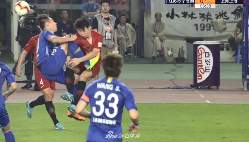 爆头+踹碎球衣 苏宁球员暴力恶犯