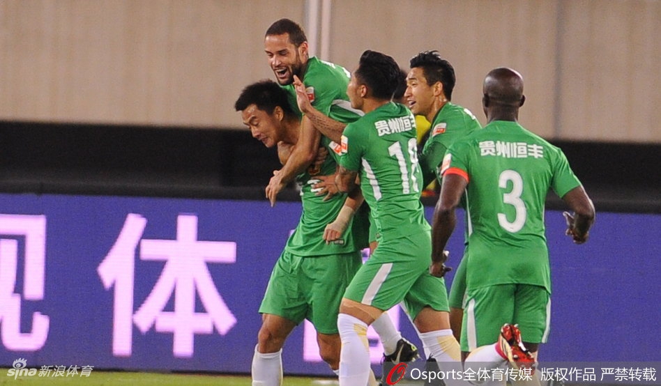 贵州队员庆祝破门