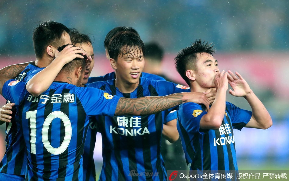 黄紫昌进球庆祝