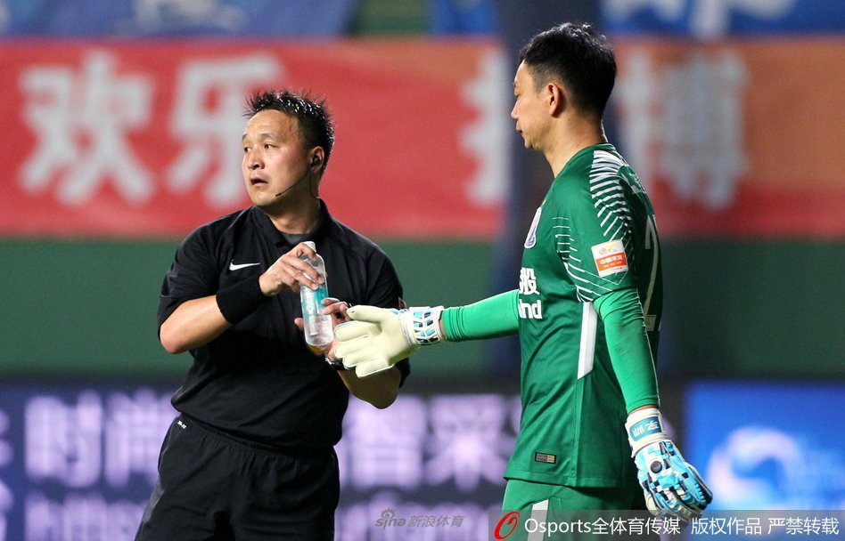 主裁也需补充水分