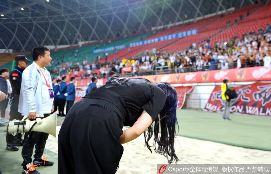 文筱婷深鞠躬致歉球迷