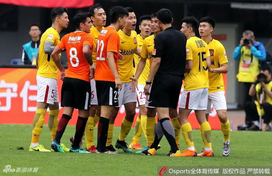 恒大球员向裁判表示不满