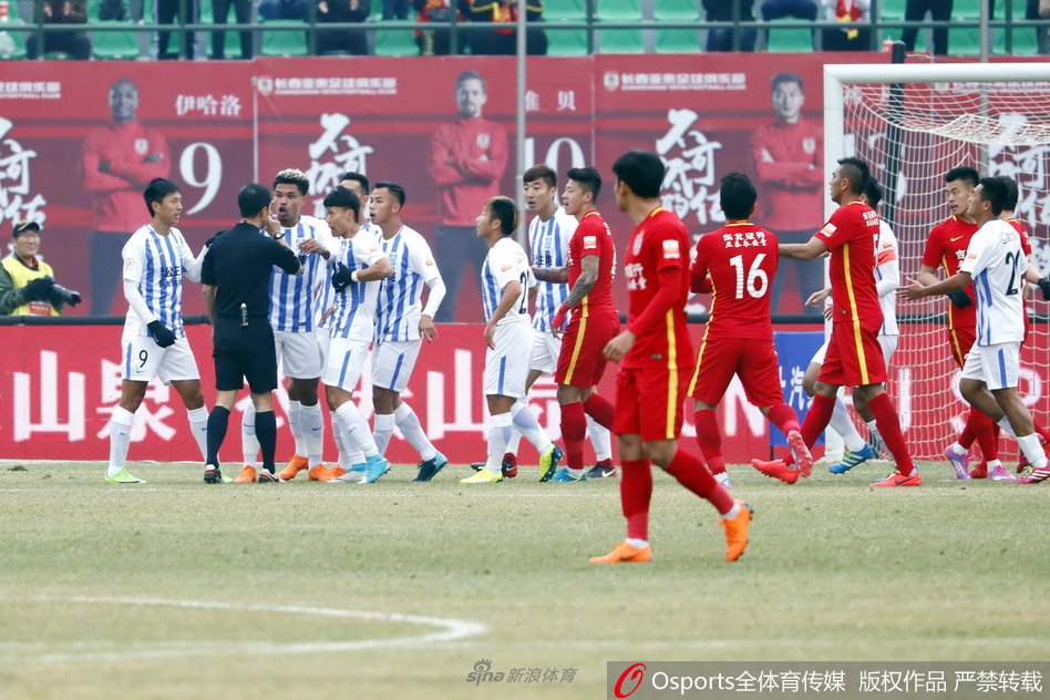 富力队员与裁判交流