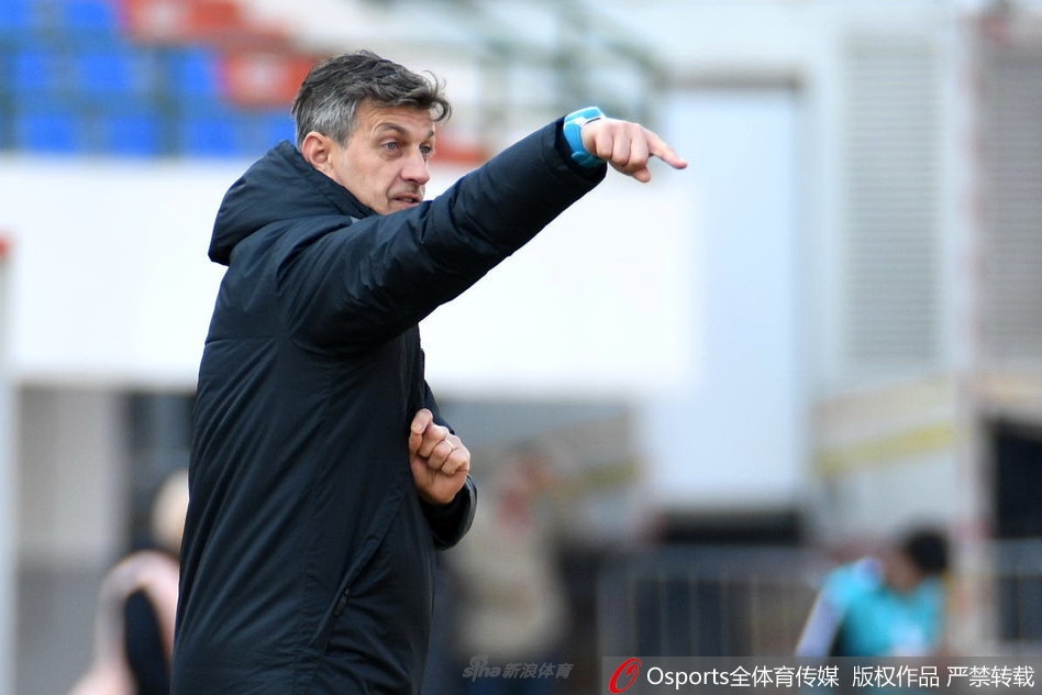 建业主帅布置战术