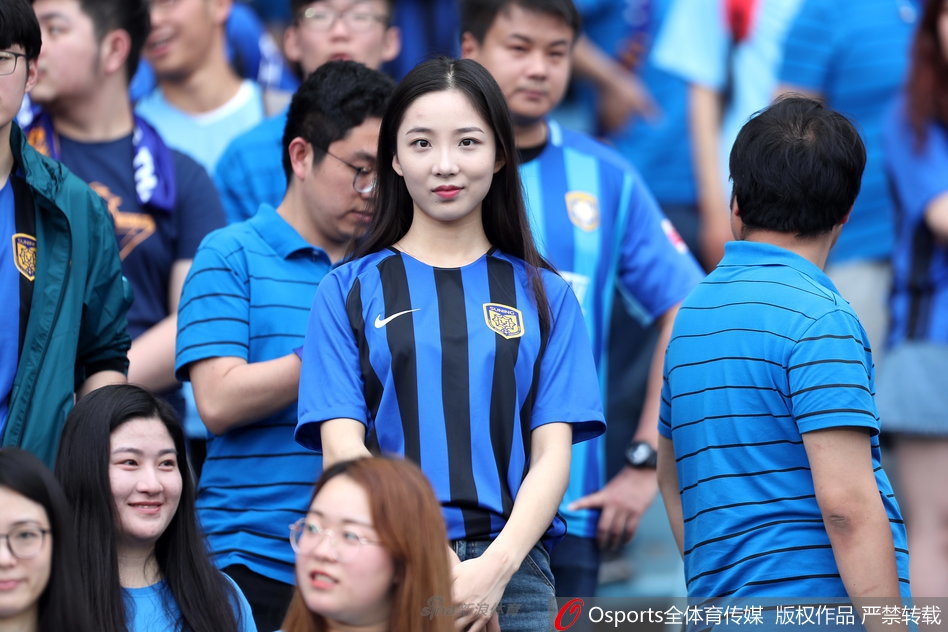 苏宁女球迷助威