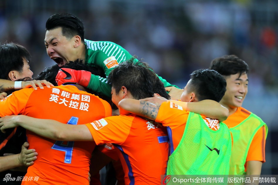 大雷也与队友一同庆祝绝杀