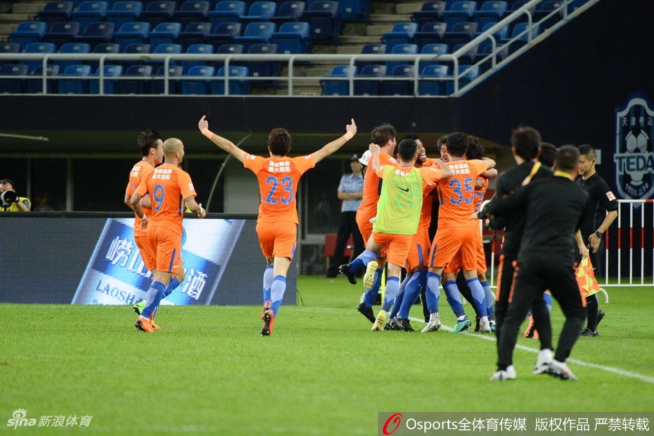 鲁能球员激情庆祝
