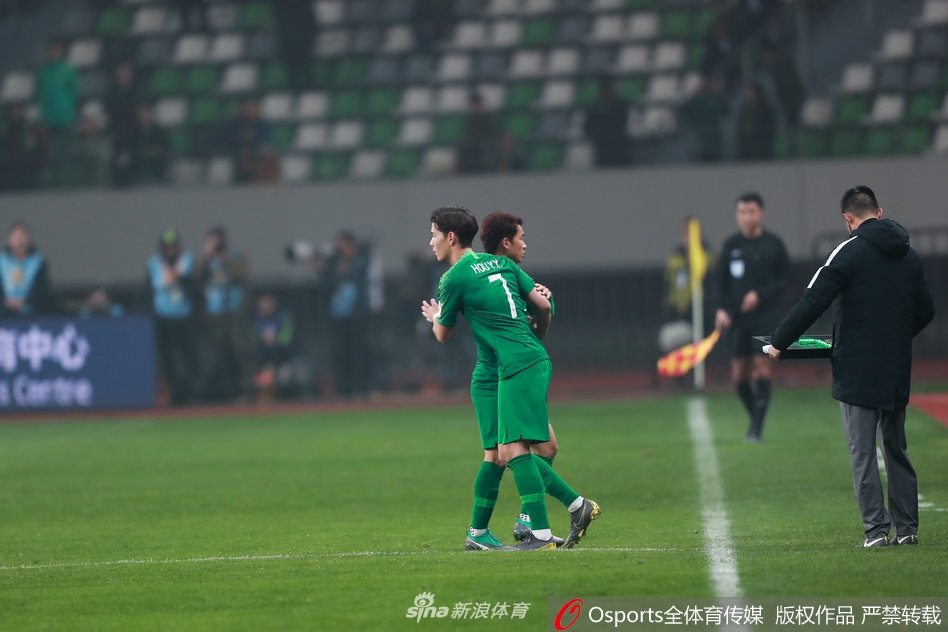 比赛第71分钟 侯永永替池忠国上场