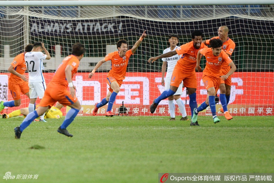 吴兴涵庆祝自己的绝杀球