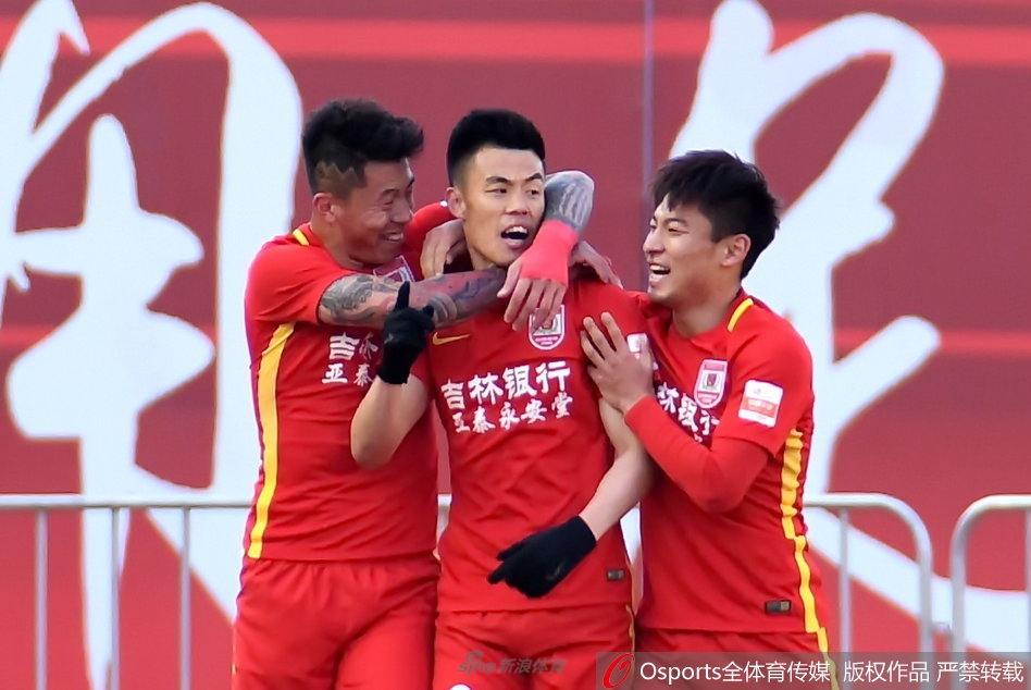 开心的亚泰球员