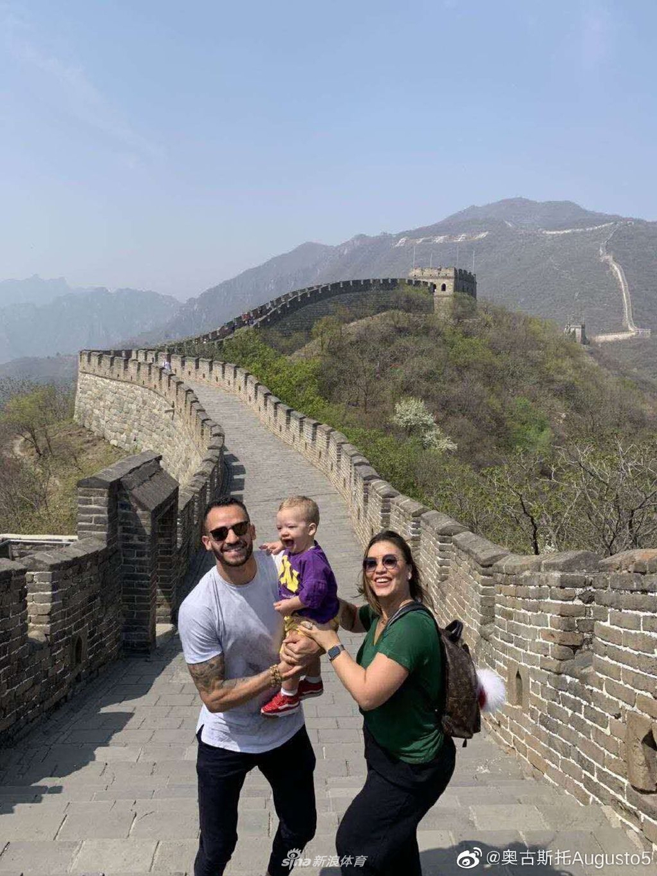 奥古斯托携妻子游览长城