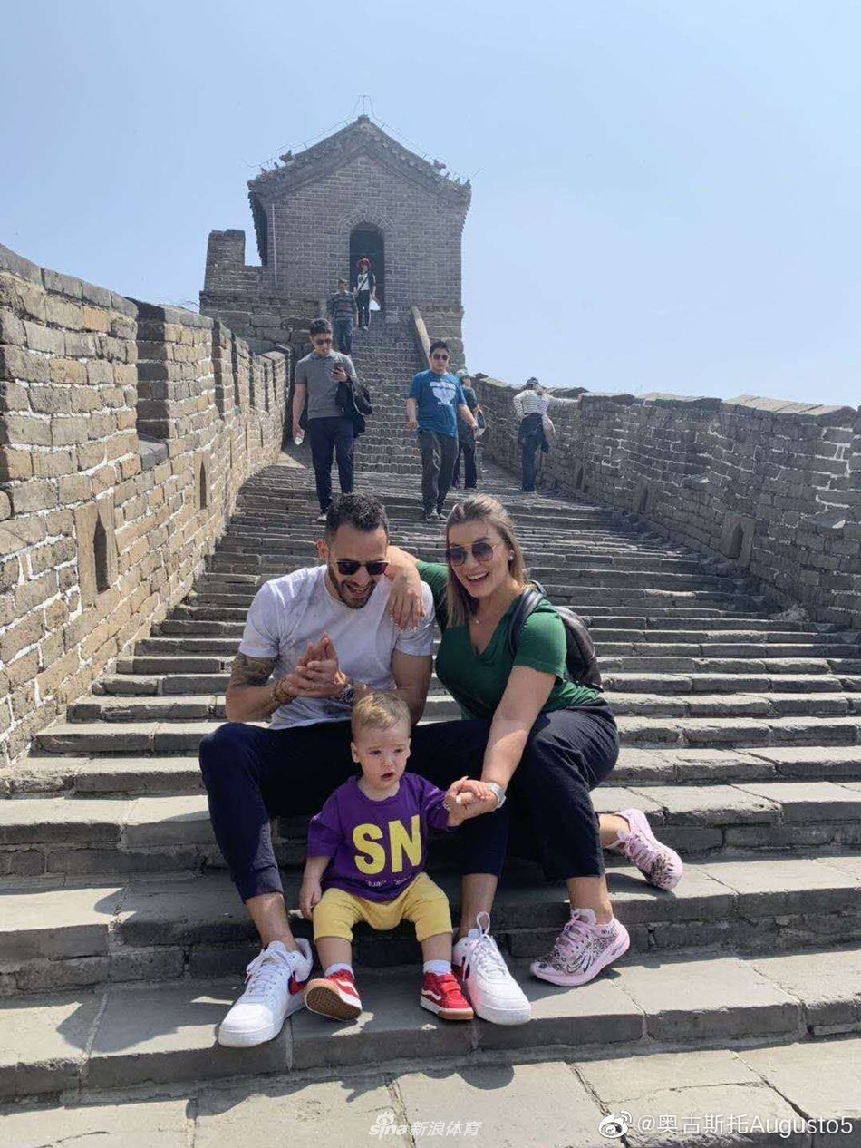 奥古斯托携妻子游览长城