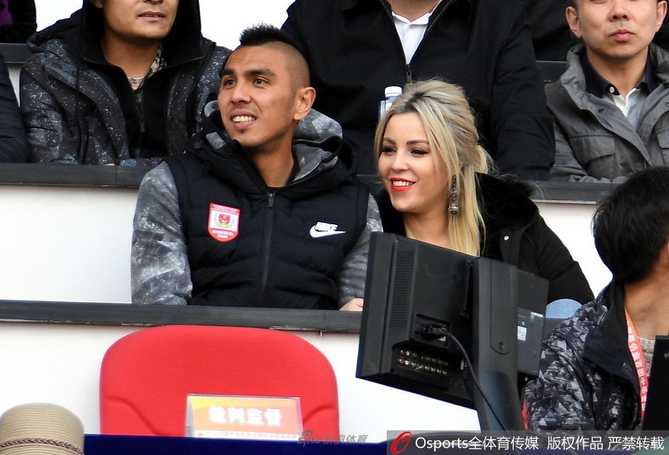 伊斯梅洛夫携美艳妻子观战