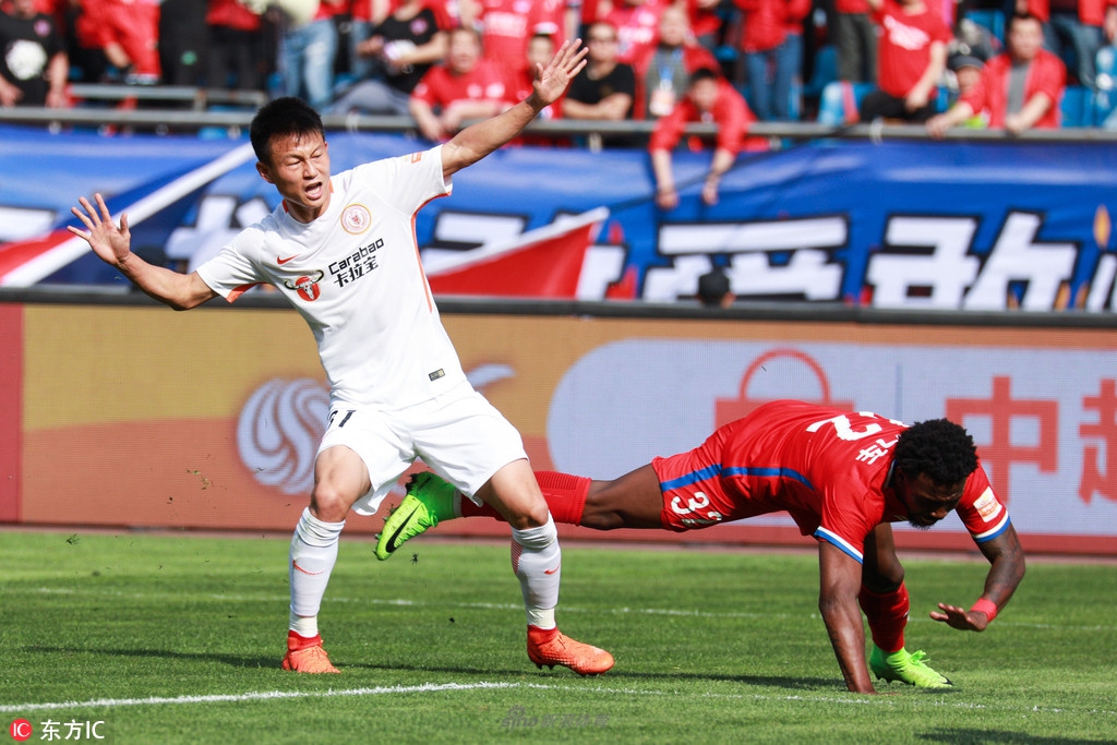 饶伟辉扛住小摩托