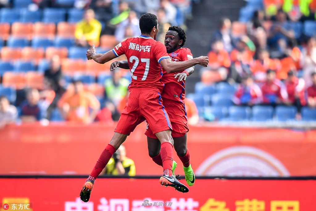 斯威进攻二人组庆祝