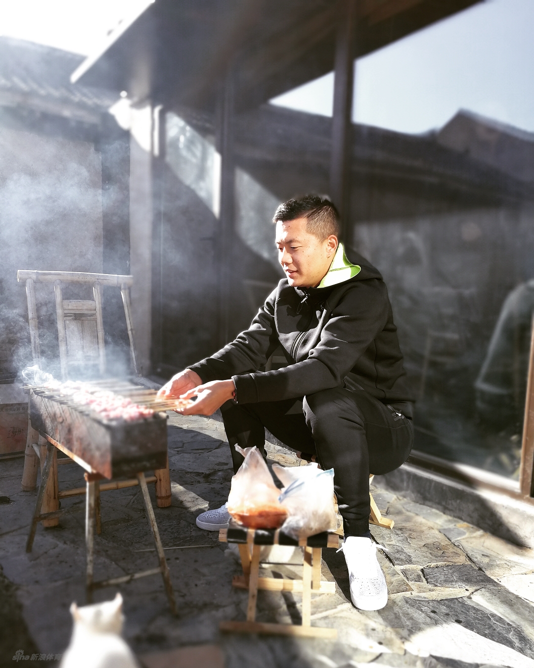 黄博文化身烤串师傅_高清图集_新浪网