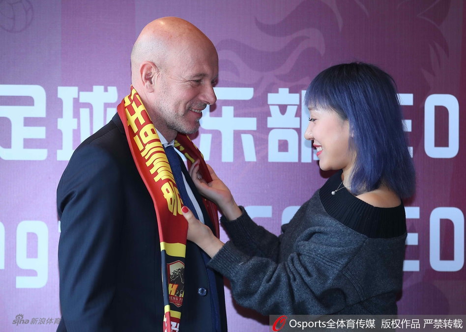 文筱婷为佩德佐利带上围巾