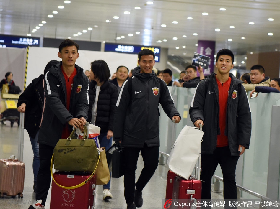 上港球员抵达