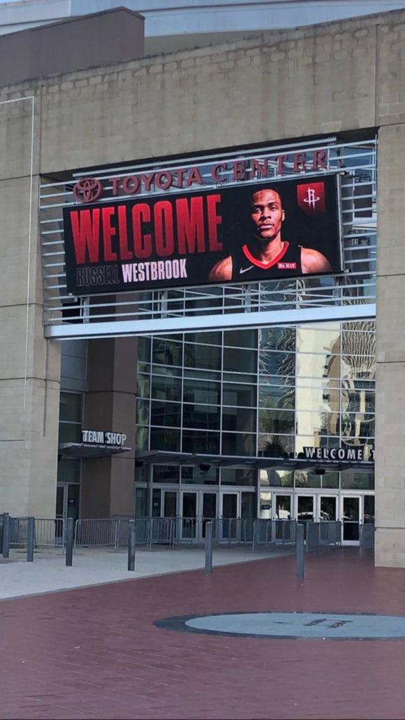 发带神龟亮相！威少正式披上火箭战袍！这造型给打几分？