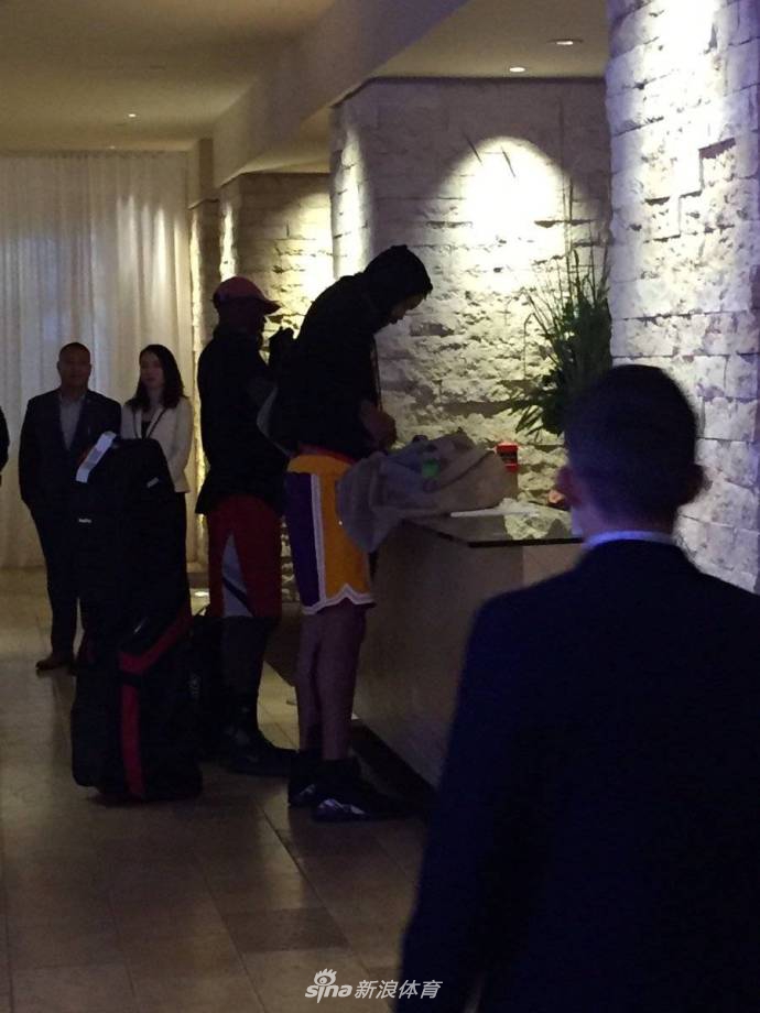 麦基穿湖人球裤亮相高尔夫酒会