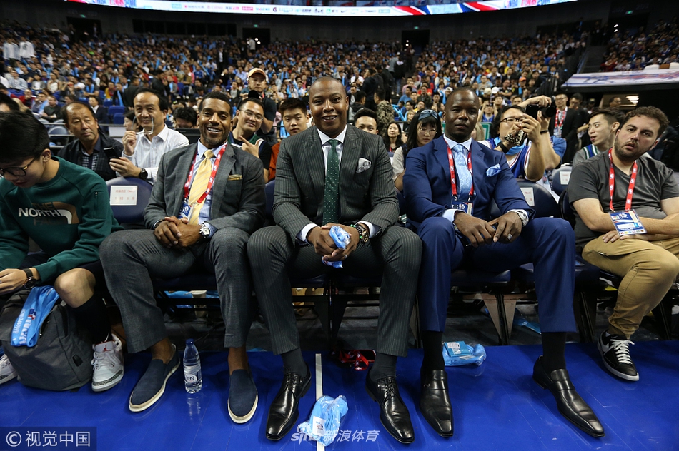 NBA名宿吉姆-杰克逊、卡隆-巴特勒以及小奥尼尔亮相