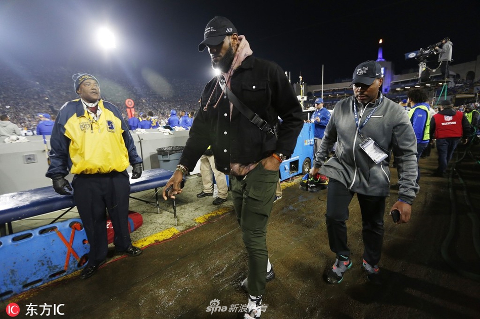 詹姆斯潮装现身NFL赛场 麦基比斯利亮相