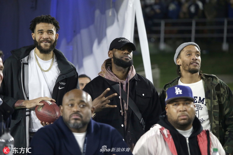 詹姆斯潮装现身NFL赛场 麦基比斯利亮相