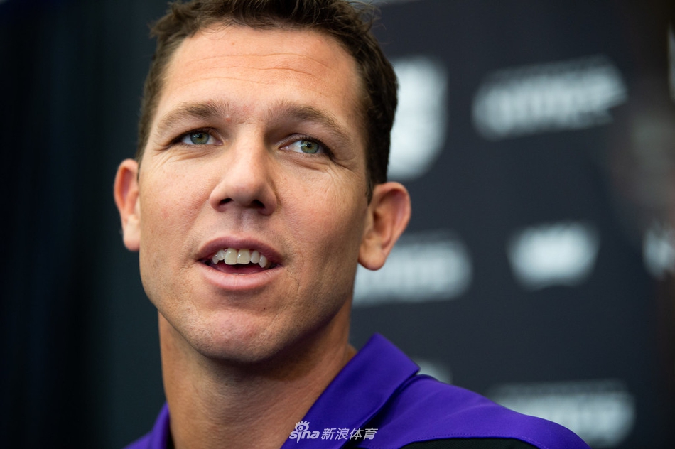 前湖人主帅沃顿挂帅国王 出席上任发布会