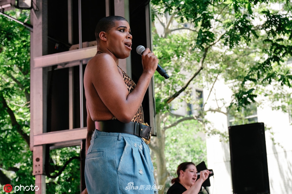 EJ约翰逊豹纹装参加活动 社交名媛担任主持人