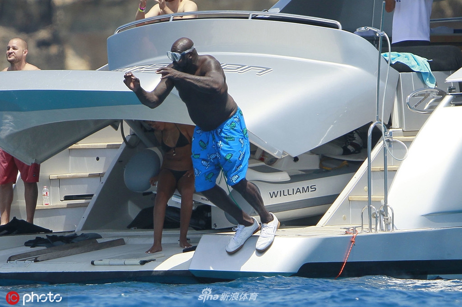 黑鲨鱼出没!奥尼尔西班牙海岛度假 游艇与女郎缠绵