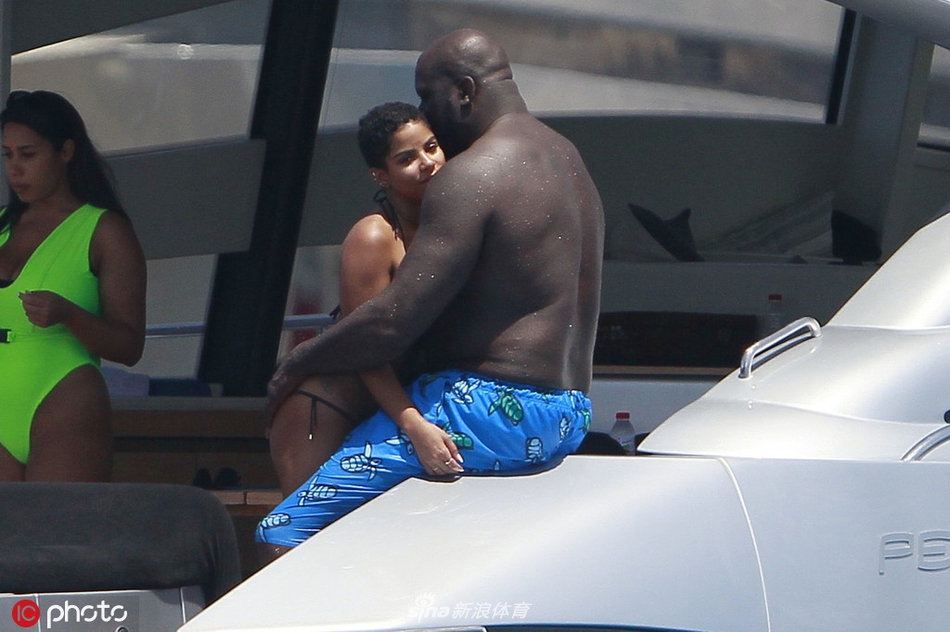 黑鲨鱼出没!奥尼尔西班牙海岛度假 游艇与女郎缠绵