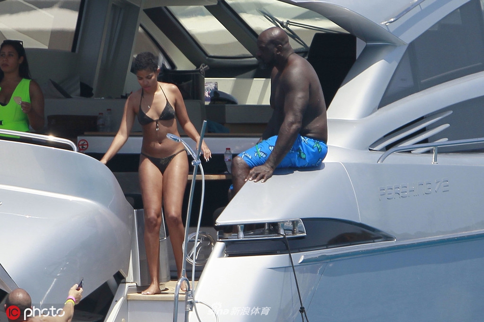 黑鲨鱼出没!奥尼尔西班牙海岛度假 游艇与女郎缠绵