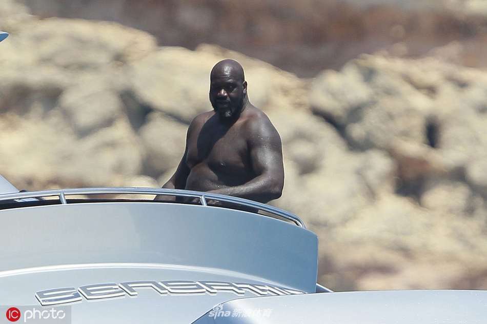 黑鲨鱼出没!奥尼尔西班牙海岛度假 游艇与女郎缠绵