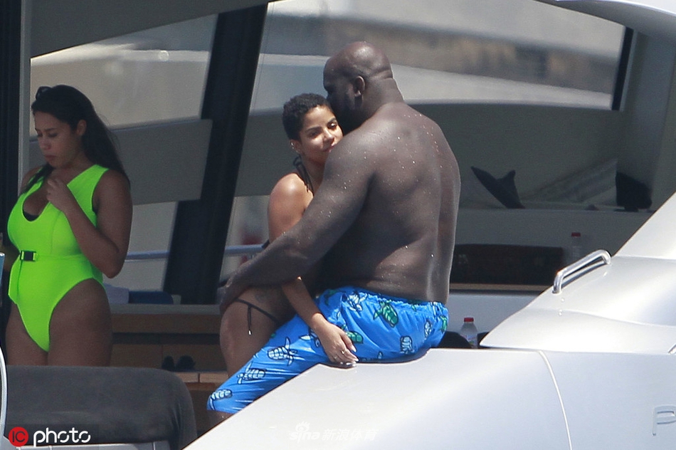 黑鲨鱼出没!奥尼尔西班牙海岛度假 游艇与女郎缠绵