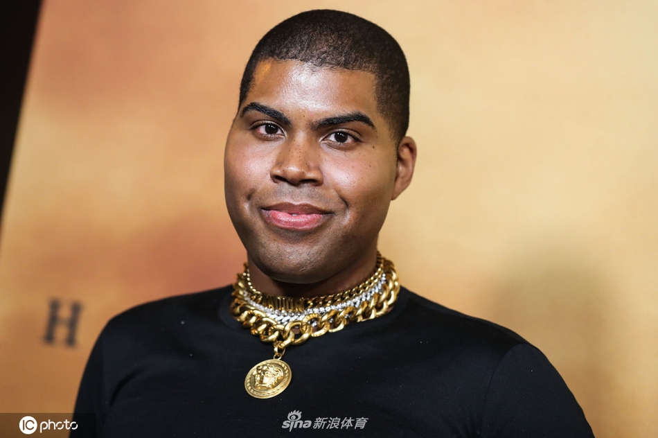 EJ酱亮相电影首映仪式 露腰礼服全黑look